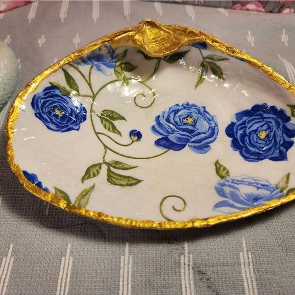 DECOUPAGE CLAM SHELL DECOUPAGE BLUE FLOWERS ON A CLAM SHELL TRINKET DISH - Picture 5 of 12